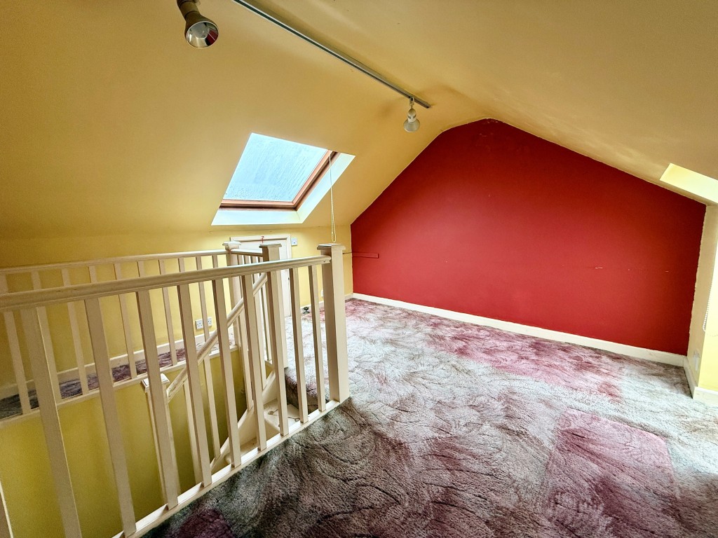 Lot: 113 - MID-TERRACE HOUSE FOR REFURBISHMENT - Loft room